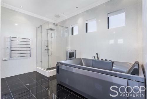 Luxury Villa W Pool & Spas