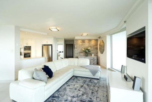 Resort Style Beach Apartment - Surfers Paradise