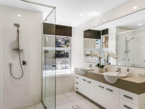 Ciel Unit 2 - Modern 2 Bedroom Plus Study, Beach Side Apartment With Wi-fi