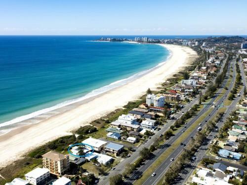 Abode On Bilinga - Absolute Beachfront Holiday Home Walk Over The Sand Dunes To The Ocean