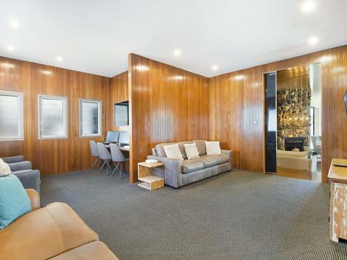 Abode On Bilinga - Absolute Beachfront Holiday Home Walk Over The Sand Dunes To The Ocean