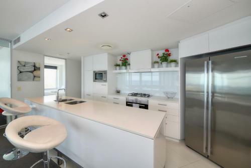 Deluxe Private Apartment In Surfers Paradise