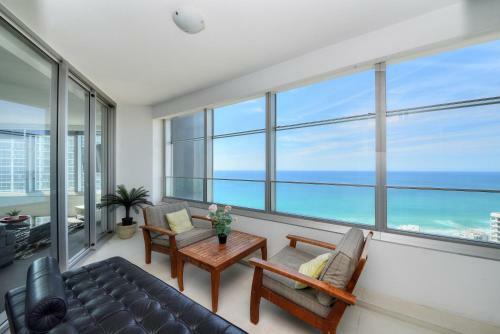 Deluxe Private Apartment In Surfers Paradise