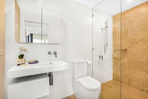 Coastal Apartment With Balcony, Parking And Pool