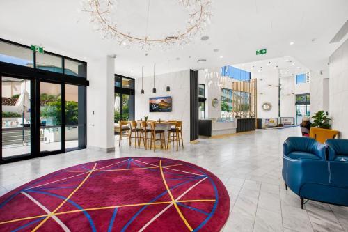 Coastal Apartment With Balcony, Parking And Pool