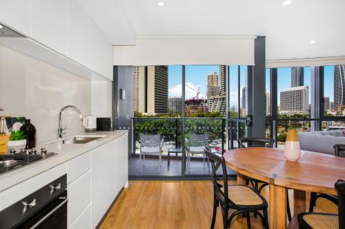 Coastal Apartment With Balcony, Parking And Pool
