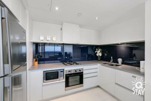Apartamento Circle On Cavill ? 1 Bedroom + Study Ocean - 7 Night Special!