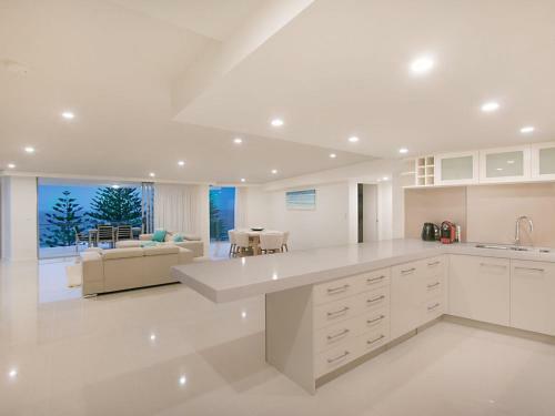 The Garland Unit 702 Beachfront Apartment In Rainbow Bay Coolangatta
