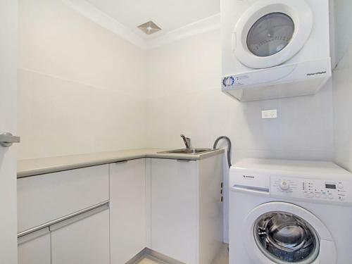Reflections Tower 2 Unit 401 - Beachfront, Views And In A Great Location