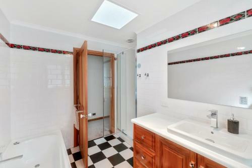 Luxury 6 Bedroom Home With Pool And Spa