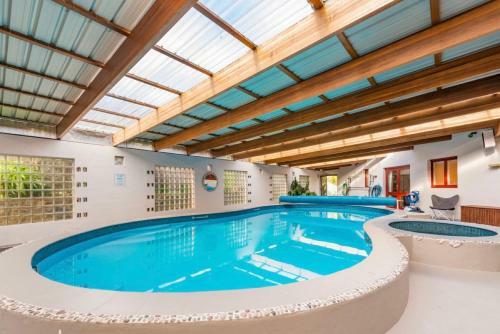 Luxury 6 Bedroom Home With Pool And Spa