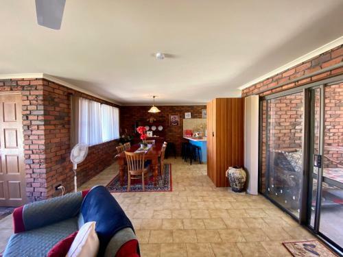 Bromeliads Unit 2 7 Ballanda Crescent