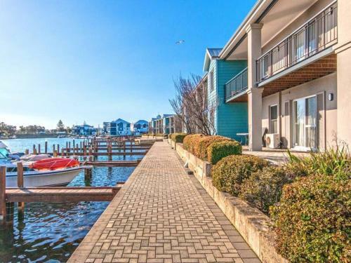 Waters Edge Apartment With Jetty