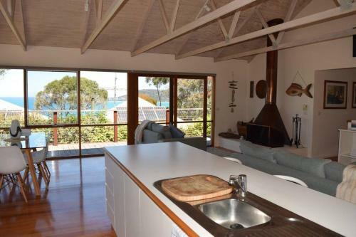 Stunning Beach Views, 4 Bed, Sleeps 8, Pool Table, Wifi- Lorne