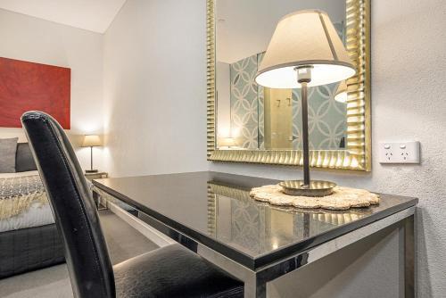 Melbourne Cbd Apartment With Pool And Gym Near Shops
