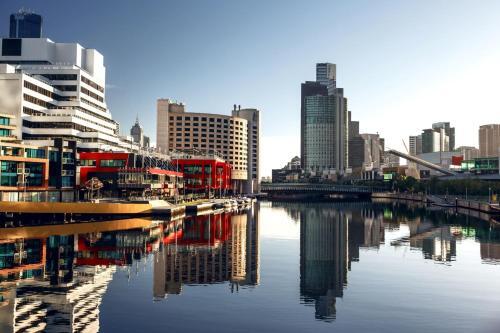 Stylish Apartment With Views At Docklands Waterfront