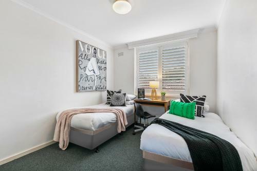 Oversized Apartment Close To City, Parks, Mcg