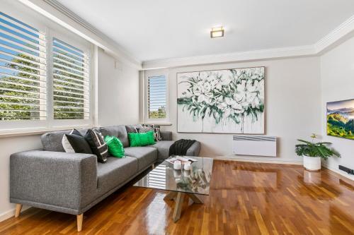Oversized Apartment Close To City, Parks, Mcg