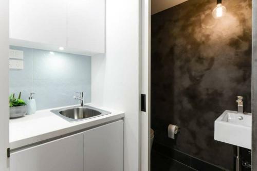 Spacious Designer Warehouse Melbourne Cbd Apartment