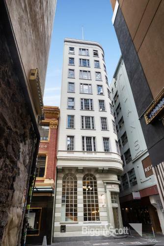 Spacious Designer Warehouse Melbourne Cbd Apartment