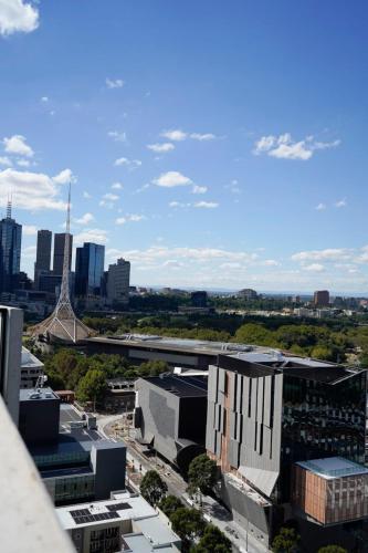 Apartamento Modern 2bd W City Views Pool Gym And Rooftop