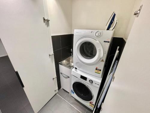 Modern Docklands Apartment City View 3b Lv34