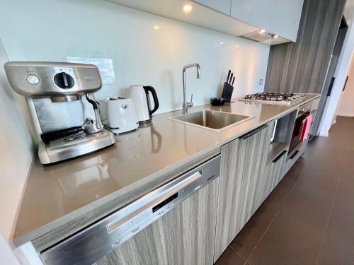 Modern Docklands Apartment City View 3b Lv34
