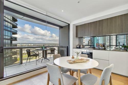 Contemporary Stylish Apartment With Waterfront Views