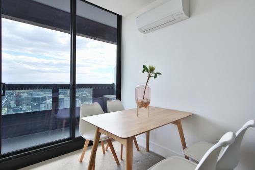 Luxurious And Chic 2br Apartment In Melbourne Cbd