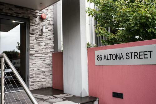 Readyset Apartments On Altona