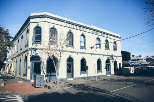 Albergue College Lawn Hotel