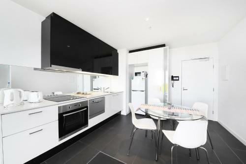 A Stylish Cbd Apartment With A Stunning View