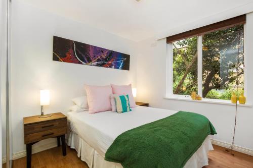 Retro Styled 3 Bedroom Apartment With Tree Views