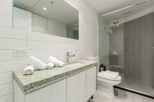 2bedroom Apartment With Views In Docklands Next To Cbd & Marvel Stadium