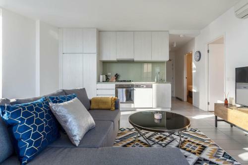 2bedroom Apartment With Views In Docklands Next To Cbd & Marvel Stadium