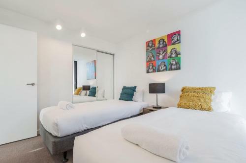 2bedroom Apartment With Views In Docklands Next To Cbd & Marvel Stadium