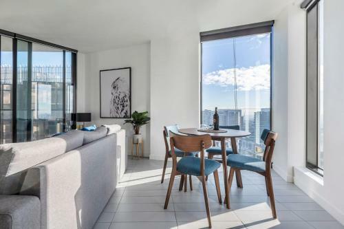 2bedroom Apartment With Views In Docklands Next To Cbd & Marvel Stadium
