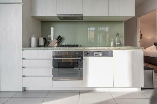 2bedroom Apartment With Views In Docklands Next To Cbd & Marvel Stadium