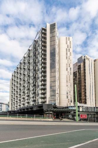 2bedroom Apartment With Views In Docklands Next To Cbd & Marvel Stadium