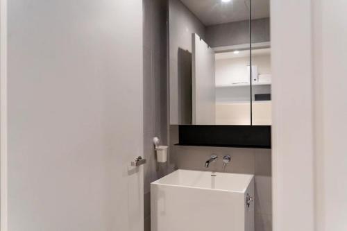 Modern 1 Bedroom Apartment South Yarra