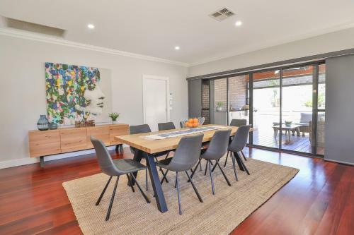 Indulge Luxury Homes - Dockside Marina