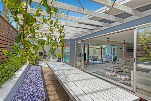 Gorgeous Sun-soaked Family Getaway With Pool