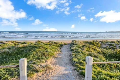 Family Vibes At Middleton Beach