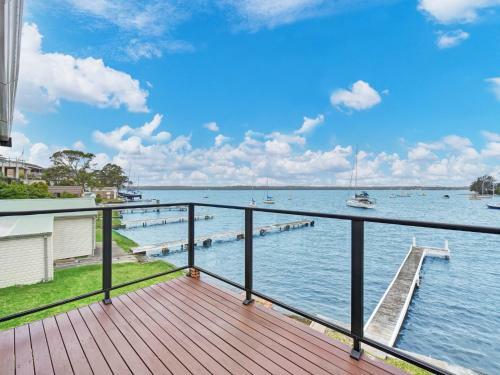 The Boat House Absolute Waterfront And Jetty