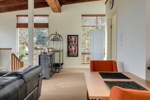 Stylish & Relaxed Lake Home // Narrabeen
