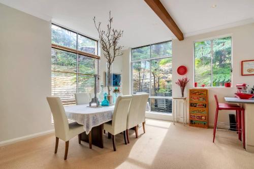 Stylish & Relaxed Lake Home // Narrabeen