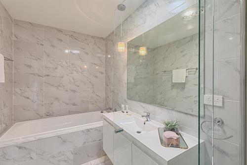 Beautiful Duplex // 3 Min To Beach