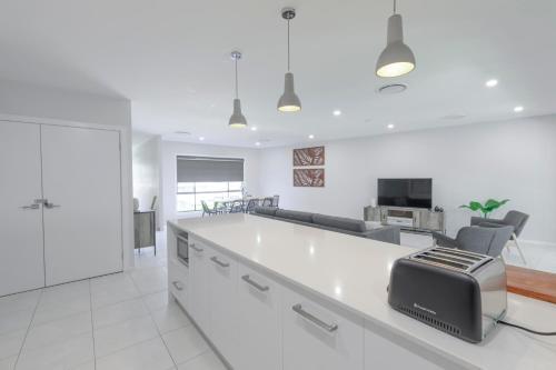 Beautiful Duplex // 3 Min To Beach
