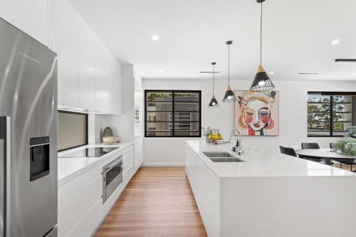 Luxe Home, Lift, Pool, Right In Town