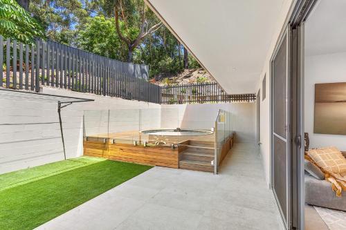 Luxe Home, Lift, Pool, Right In Town